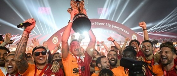 Şampiyon Galatasaray kupasına kavuştu!