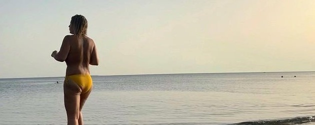 ÖZEL HABER | Pelin Öztekin bikinisiz denize girdiği shoplu kareleri paylaştı!