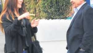 Adnan Sezgin, uğruna eşinden boşandığı oyuncuyla Bebek'te görüntülendi