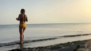 ÖZEL HABER | Pelin Öztekin bikinisiz denize girdiği shoplu kareleri paylaştı!