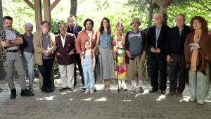 BKM’nin Cem Gelinoğlu imzalı yeni filmi ‘Tur Rehberi’ oyuncuları afiş çekiminde bir araya geldi!