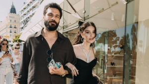 Özge Gürel'den romantik kutlama!