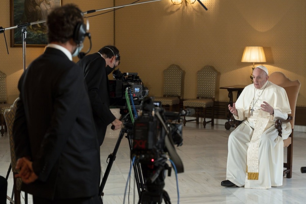 21-12/25/stories-of-a-generation-with-pope-francis-foto.jpeg