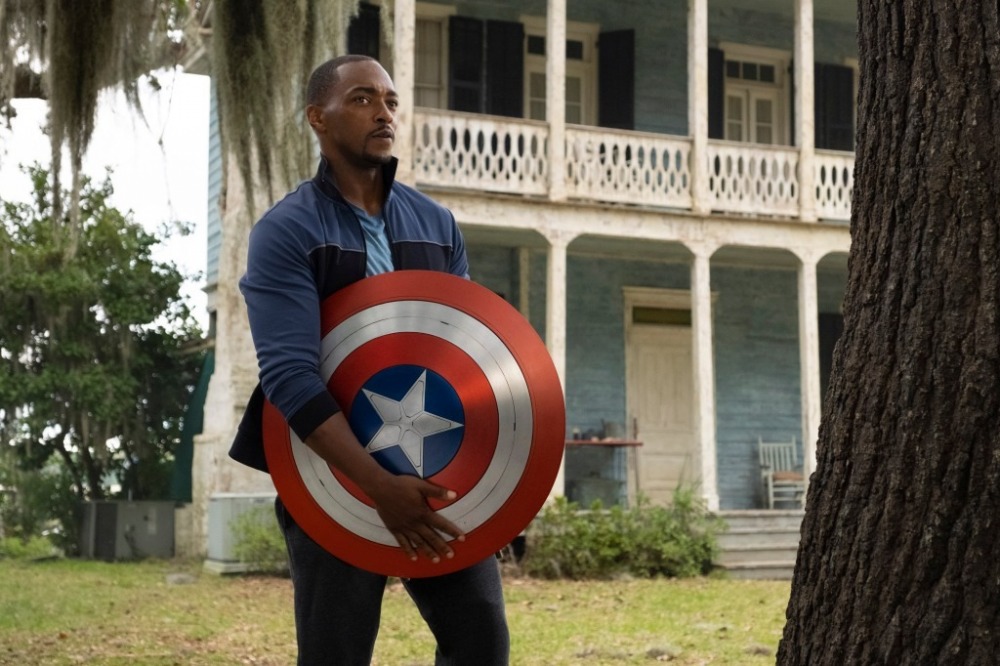23-07/05/the-falcon-and-the-winter-soldier-anthony-mackie-shield.jpg