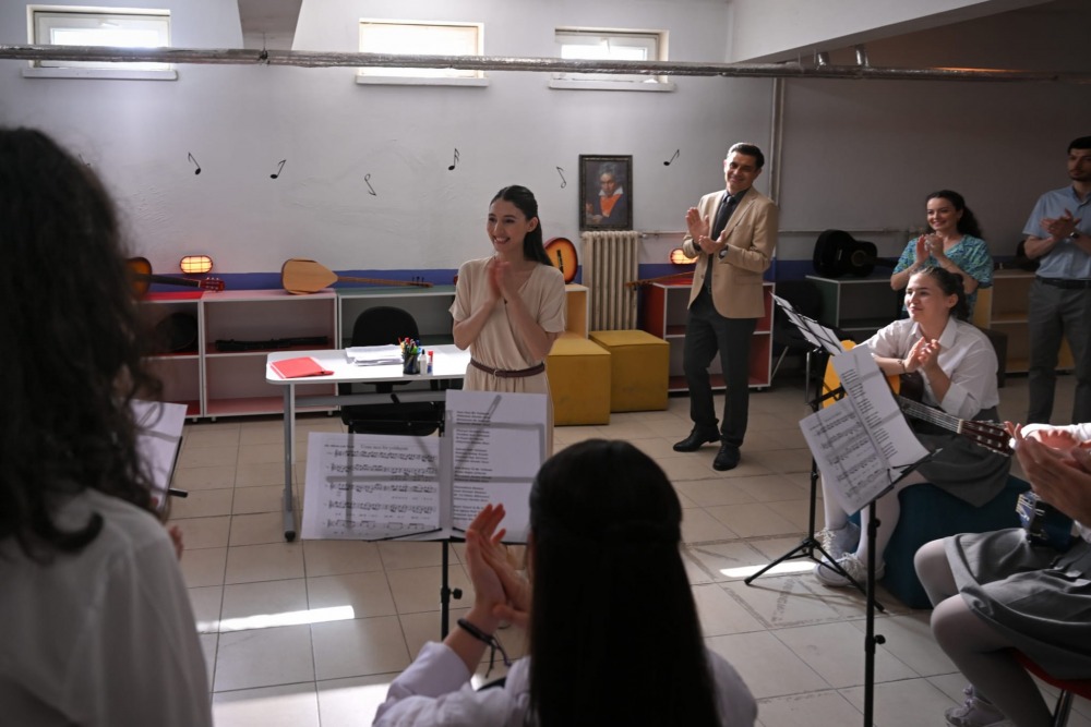 23-08/23/trt-ortak-yapimi-aybuke_-ogretmen-oldum-ben-in-setine-sehidin-ailesinden-ziyaret-8.jpeg