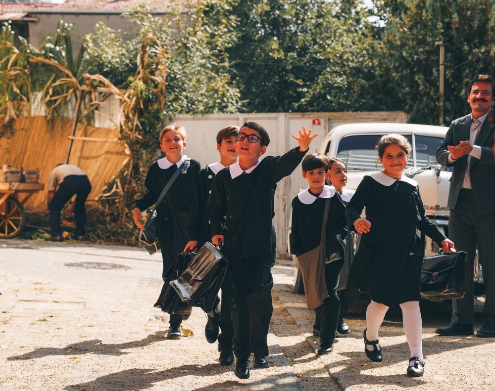 23-09/24/1695509067_cemkaraca_set_6.jpg